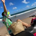 Salvador - Praia Do Flamengo - Pe Na Areia